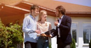 Cliente feliz após assinar escritura de compra de imóvel